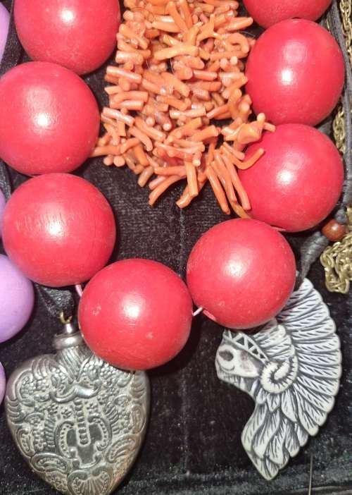 A JOBLOT VINTAGE COSTUME NECKLACES SOLD AS IS