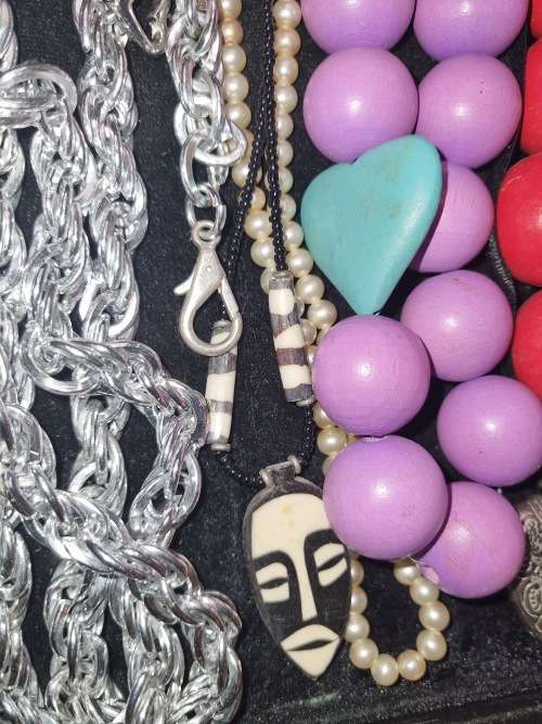A JOBLOT VINTAGE COSTUME NECKLACES SOLD AS IS