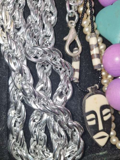 A JOBLOT VINTAGE COSTUME NECKLACES SOLD AS IS