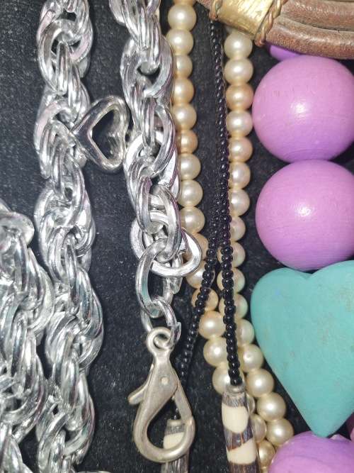 A JOBLOT VINTAGE COSTUME NECKLACES SOLD AS IS