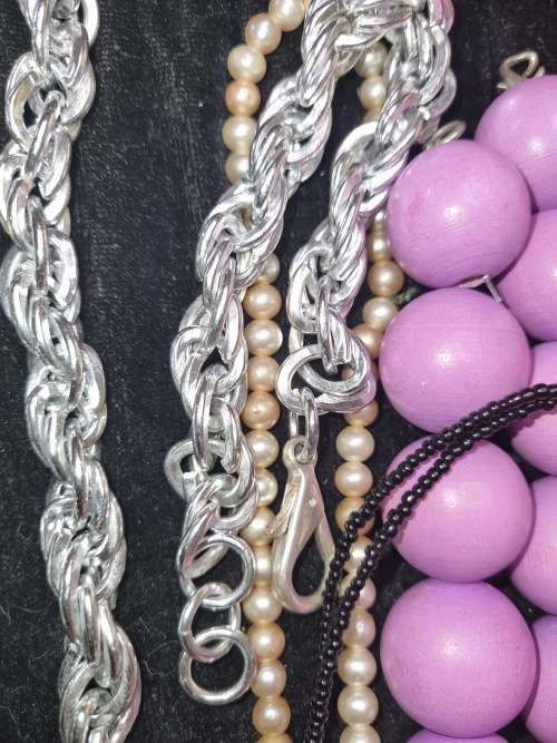 A JOBLOT VINTAGE COSTUME NECKLACES SOLD AS IS
