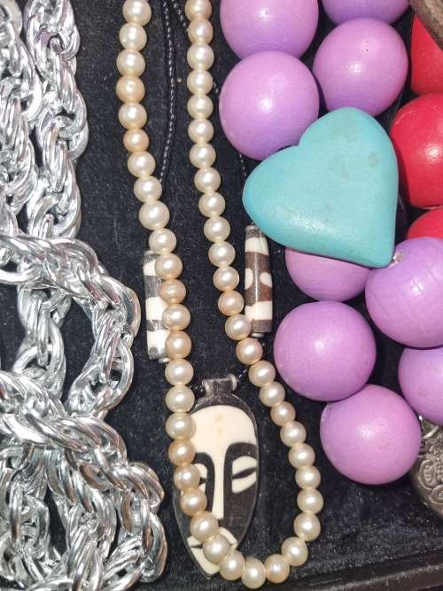 A JOBLOT VINTAGE COSTUME NECKLACES SOLD AS IS