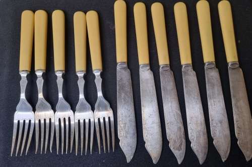 A VINTAGE JOBLOT FISH CUTLERY SOLD AS IS