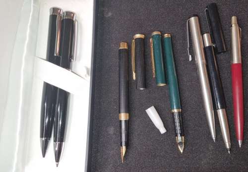 AN EXECUTIVE`S COLLECTION PARKER ROLLER BALL PENS, FOUNTAIN PENS