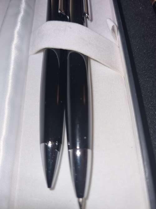 AN EXECUTIVE`S COLLECTION PARKER ROLLER BALL PENS, FOUNTAIN PENS