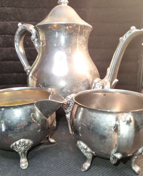 A VINTAGE SILVER-PLATED VICTORIAN STYLE TEA JUG, MILK AND SUGAR BOWL SET SOLD AS IS