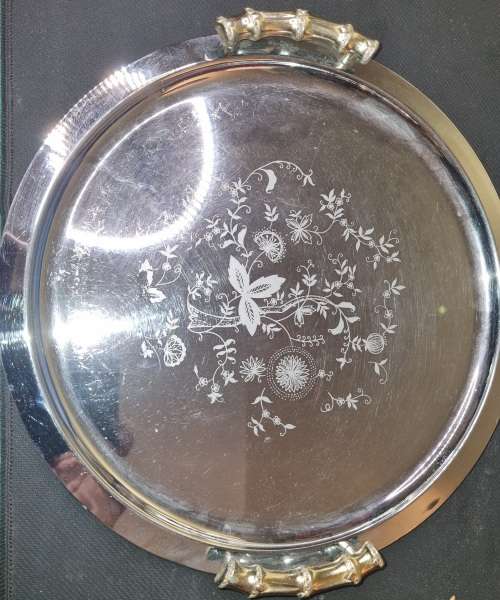 A NEAT VINTAGE STAINLESS STEEL AND BRASS HANDLED SERVING TRAY SOLD AS IS