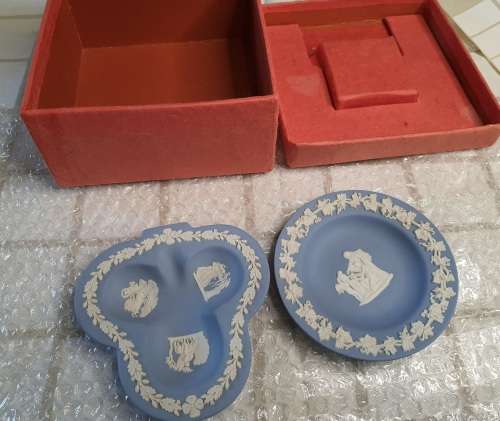 TWO VINTAGE IN GREAT CONDITION WEDGWOOD PLATES TURQOIS BLUE COLOUR SOLD AS IS