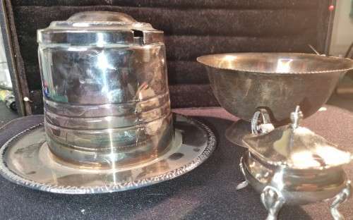 A VINTAGE JOBLOT KITCHEN UTENSILS SILVER PLATED SOLD AS IS