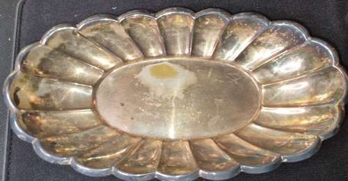 AN OVAL VINTAGE SILVER PLATED SERVING TRAY SOLD AS IS