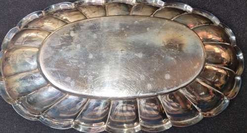 AN OVAL VINTAGE SILVER PLATED SERVING TRAY SOLD AS IS