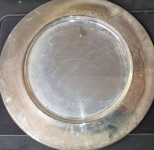 A 31 CENTEMETER DIAMETER SILVER PLATED TRAY SOLD AS IS