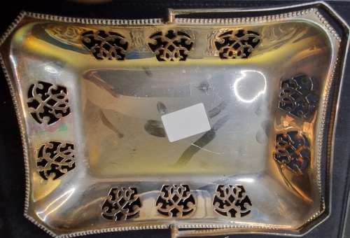 A VINTAGE RACTANGULAR SILVER PLATED SERVING BASKET TRAY SOLD AS IS