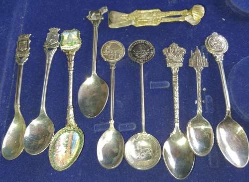 A VINTAGE COLLECTION OF MEMROBILIA TEASPOONS AND A TONG FROM VARIUOS COUNTRIES