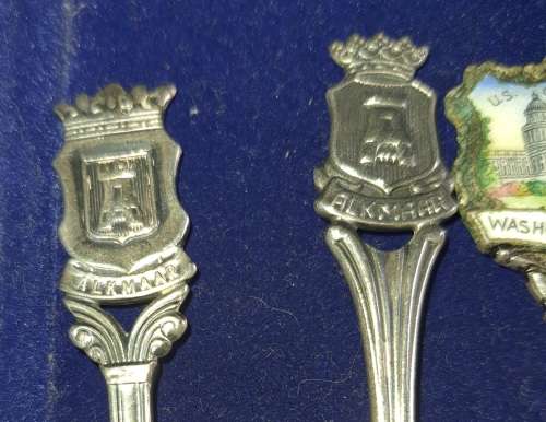 A VINTAGE COLLECTION OF MEMROBILIA TEASPOONS AND A TONG FROM VARIUOS COUNTRIES