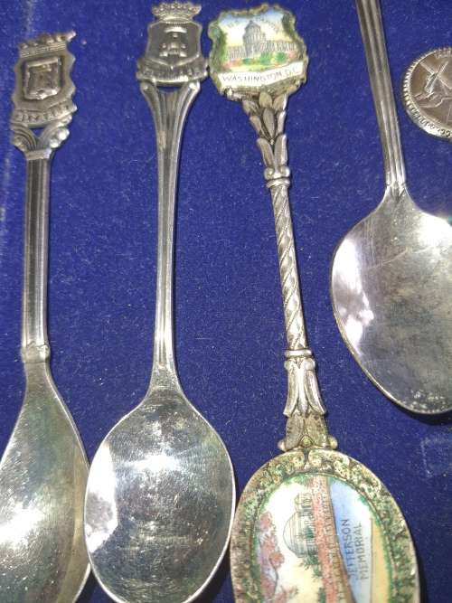 A VINTAGE COLLECTION OF MEMROBILIA TEASPOONS AND A TONG FROM VARIUOS COUNTRIES