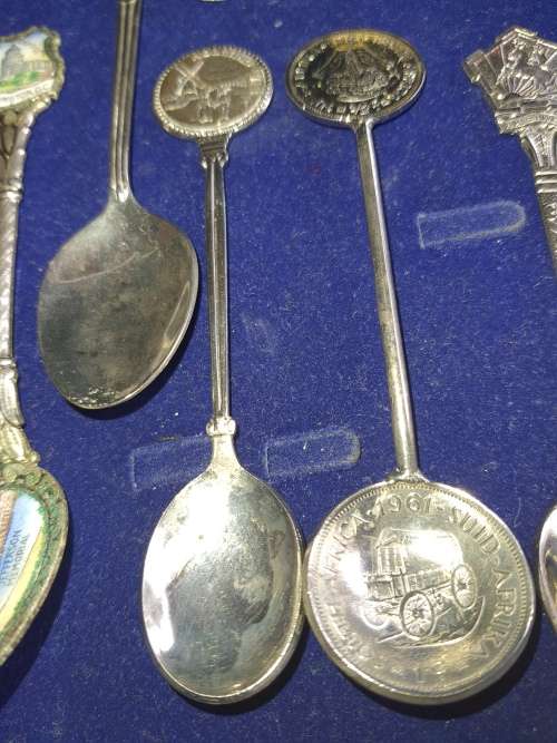 A VINTAGE COLLECTION OF MEMROBILIA TEASPOONS AND A TONG FROM VARIUOS COUNTRIES