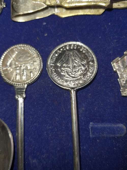A VINTAGE COLLECTION OF MEMROBILIA TEASPOONS AND A TONG FROM VARIUOS COUNTRIES