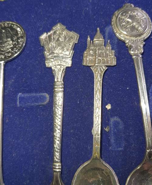 A VINTAGE COLLECTION OF MEMROBILIA TEASPOONS AND A TONG FROM VARIUOS COUNTRIES