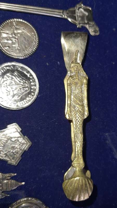 A VINTAGE COLLECTION OF MEMROBILIA TEASPOONS AND A TONG FROM VARIUOS COUNTRIES