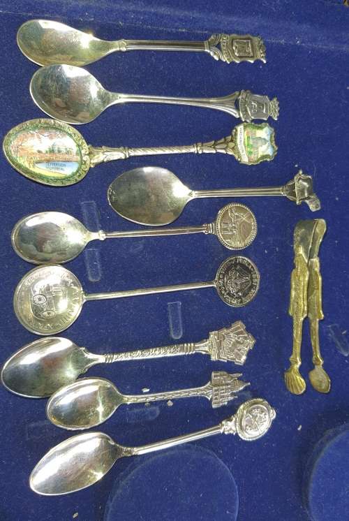 A VINTAGE COLLECTION OF MEMROBILIA TEASPOONS AND A TONG FROM VARIUOS COUNTRIES