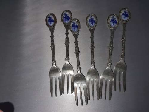A VINTAGE SET OF DELFT WINDMILL DESERT FORKS
