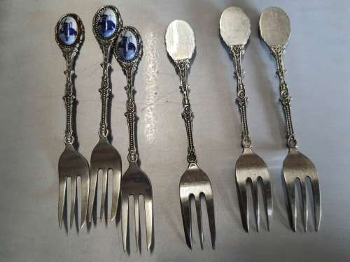 A VINTAGE SET OF DELFT WINDMILL DESERT FORKS