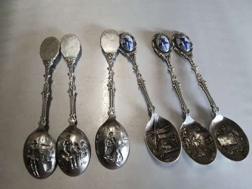 A VINTAGE SET OF DELFT WINDMILL DESERT SPOONS