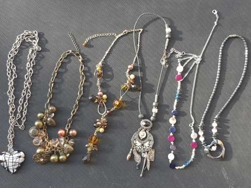 AN EXCEPTIONALLY GOOD CONDITION VINTAGE COSTUME NECKLACES