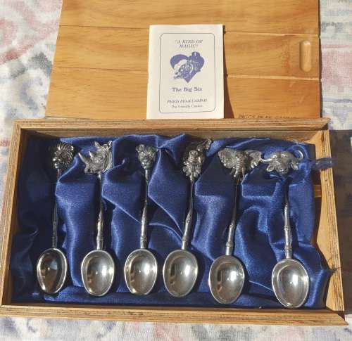 A BIG FIVE SET OF SPOONS PIGS PEAK CASINO GIFT SET SOLD AS IS