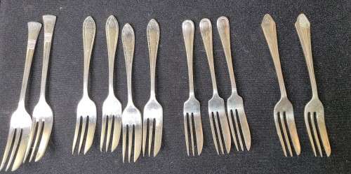 A VINTAGE AND ANTIQUE JOBLOT COCKTAIL FORKS SOLD AS IS