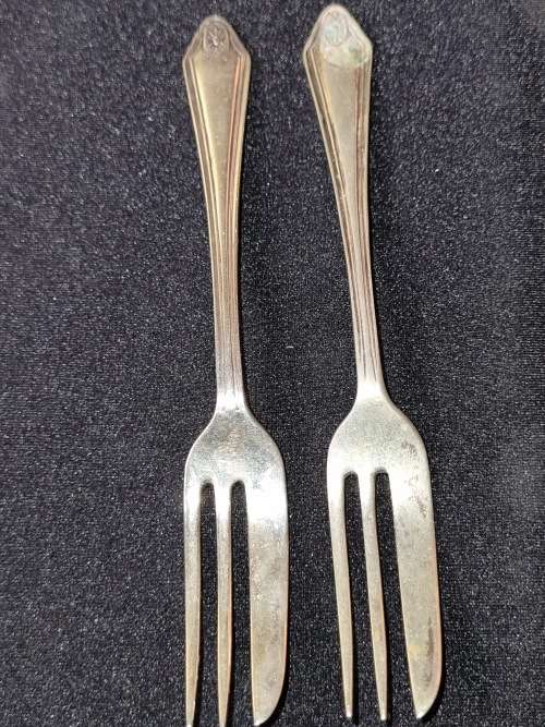 A VINTAGE AND ANTIQUE JOBLOT COCKTAIL FORKS SOLD AS IS