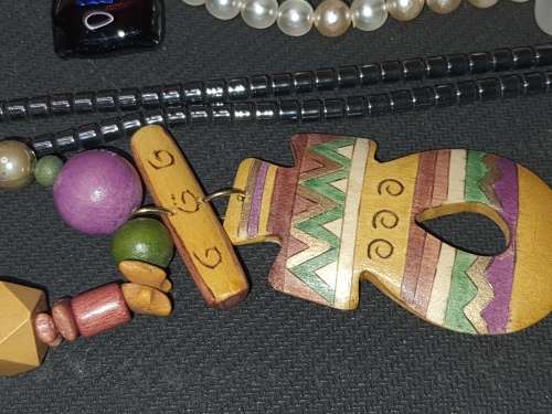 AN EXCLUSIVE VINTAGE JOBLOT COSTUME NECKLACES SOLD AS IS