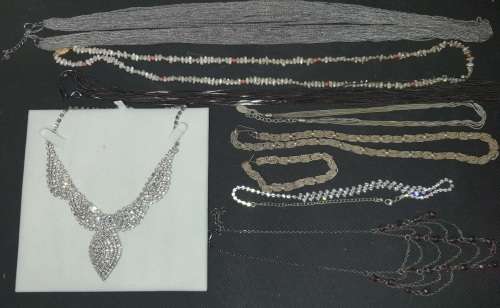 A DISCERNING LADIES COLLECTION OF VINTAGE NECKLACES SOLD AS IS