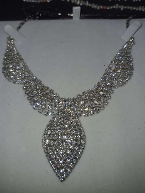A DISCERNING LADIES COLLECTION OF VINTAGE NECKLACES SOLD AS IS