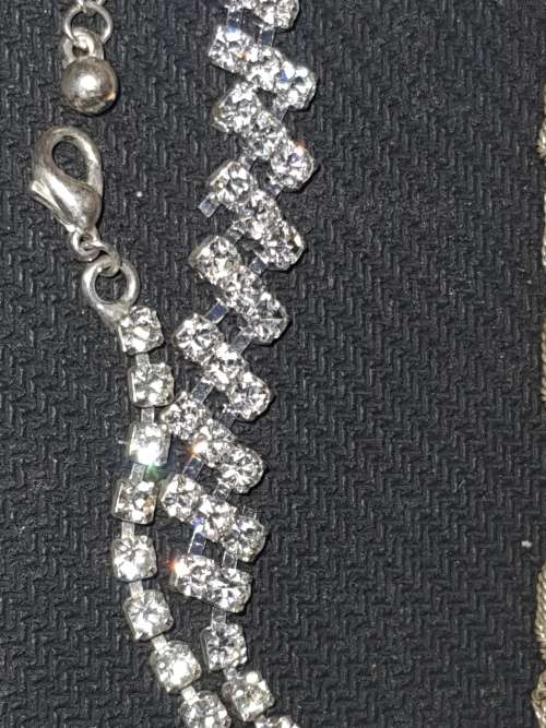 A DISCERNING LADIES COLLECTION OF VINTAGE NECKLACES SOLD AS IS