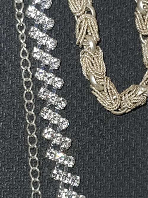 A DISCERNING LADIES COLLECTION OF VINTAGE NECKLACES SOLD AS IS