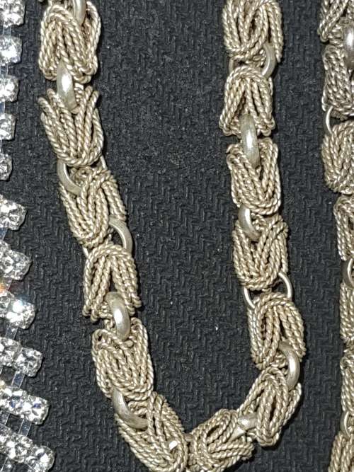 A DISCERNING LADIES COLLECTION OF VINTAGE NECKLACES SOLD AS IS