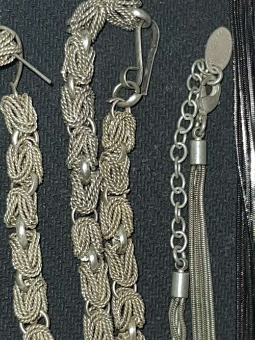 A DISCERNING LADIES COLLECTION OF VINTAGE NECKLACES SOLD AS IS