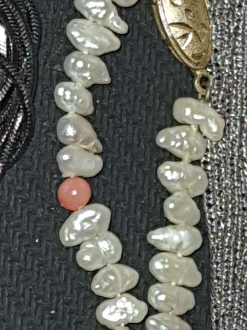 A DISCERNING LADIES COLLECTION OF VINTAGE NECKLACES SOLD AS IS