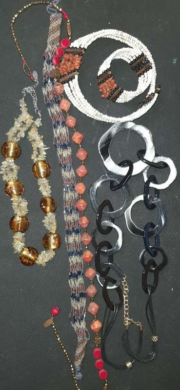 A RARE QUALITY VINTAGE JOBLOT COSTUME NECKLACES SOLD AS IS