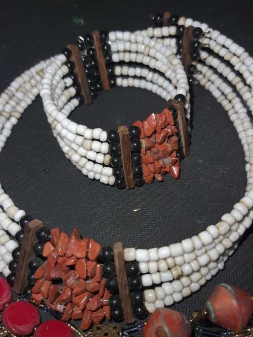 A RARE QUALITY VINTAGE JOBLOT COSTUME NECKLACES SOLD AS IS