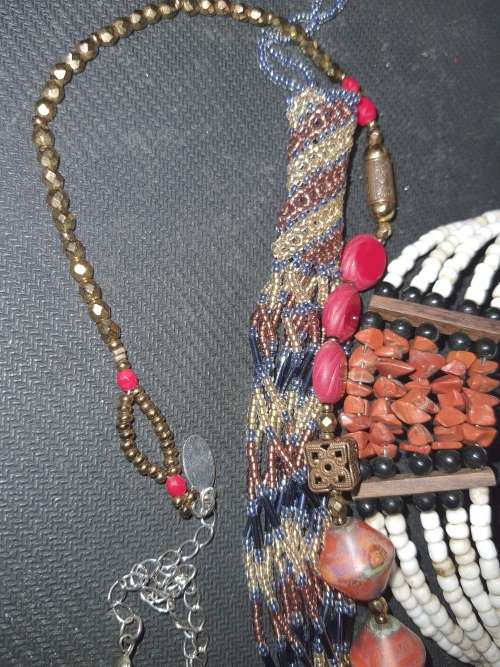 A RARE QUALITY VINTAGE JOBLOT COSTUME NECKLACES SOLD AS IS