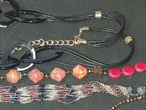 A RARE QUALITY VINTAGE JOBLOT COSTUME NECKLACES SOLD AS IS