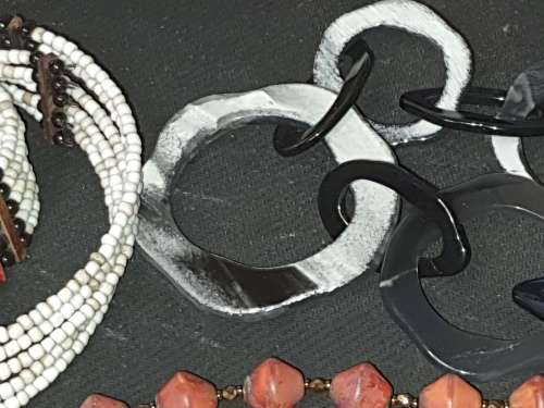 A RARE QUALITY VINTAGE JOBLOT COSTUME NECKLACES SOLD AS IS