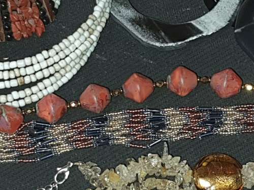 A RARE QUALITY VINTAGE JOBLOT COSTUME NECKLACES SOLD AS IS