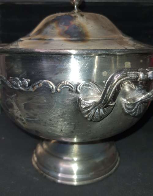 A VINTAGE VICTORIAN STYLE SOUP TURINE EPNS SOLD AS IS