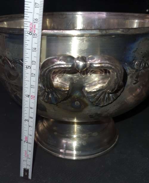 A VINTAGE VICTORIAN STYLE SOUP TURINE EPNS SOLD AS IS