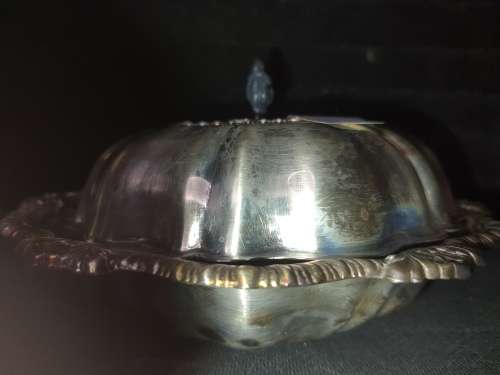 A SILVER PLATED SMALL TURINE IN GOOD CONDITION SOLD AS IS