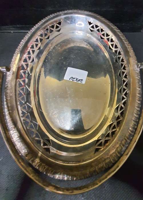 AN OVAL VINTAGE SILVER PLATED SERVING TRAY SOLD AS IS